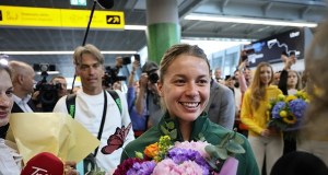 Niezwykłe powitanie Mai Chwalińskiej. Setki kibiców, kwiaty i "Pszczółka Maja"