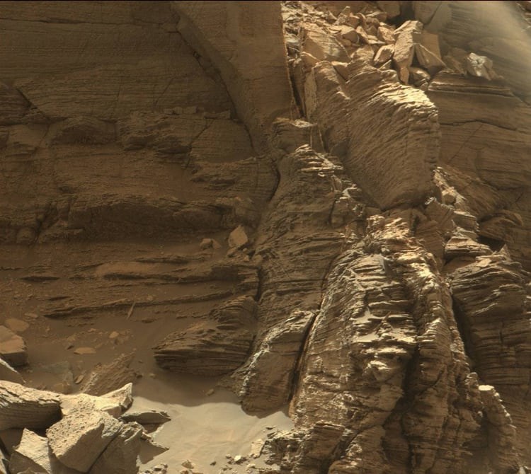 Niezwykłe rzeźby skalne na Marsie /NASA