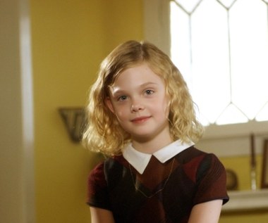 Niezwykłe umiejętności i niezaprzeczalny talent spowodowały, że w 2004 roku Elle została zatrudniona do roli Ruth Cole w "Drzwiach w podłodze", ekranizacji powieści Johna Irvinga "Jednoroczna wdowa". W jej filmowych rodziców wcielili się Kim Basinger i Jeff Bridges. Dwa lata później znów można ją było oglądać na ekranie w kolejnych dużych produkcjach. Najpierw zagrała w "Deja Vu" Tony'ego Scotta - połączeniu kina akcji i science-fiction, którego gwiazdą był Denzel Washington. Następnie wcieliła się w ekranową córkę Brada Pitta i Cate Blanchett w dramacie "Babel" (2006) Alejandro Gonzáleza Inárritu. W tym samym roku młoda aktorka wystąpiła też w serialach: "Zagubiony pokój" i w jednym z odcinków "Dr House'a".

Zbliżając się do 10. roku życia Fanning zaczęła grywać coraz większe role. W "Drodze do przebaczenia" (2007) wcieliła się w filmową córkę Joaquina Phoeniksa i Jennifer Connelly, których drugie dziecko, syn Josh, ginie w wypadku samochodowym spowodowanym przez bohatera granego przez Marka Ruffalo. W "Ciekawym przypadku Benjamina Buttona" Davida Finchera znów spotkała się na planie z Pittem i Blanchett. Zagrała młodszą "wersję" bohaterki granej przez tą ostatnią.