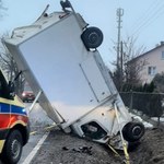 Niezwykłe zdarzenie na drodze. Bus wpadł do rowu i stanął "na nosie"