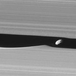 Niezwykłe zdjęcie jednego z najmniejszych księżyców Saturna