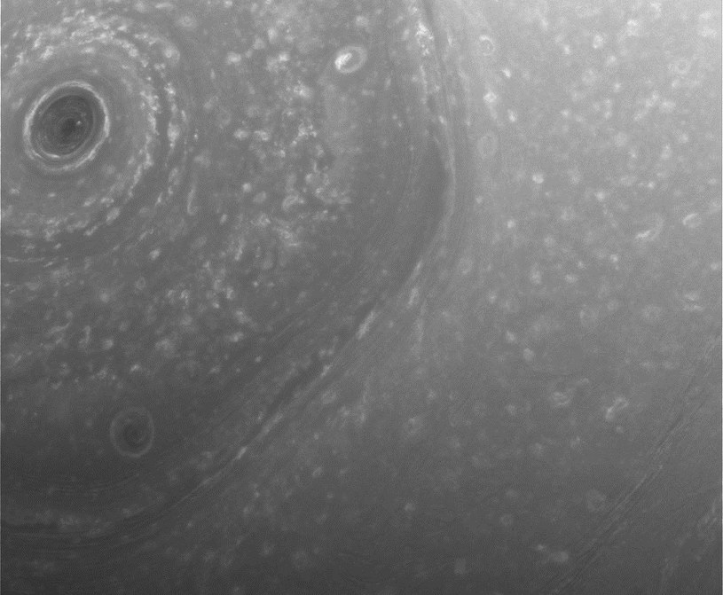 Niezwykłe zdjęcie tajemniczego heksagonu na Saturnie /NASA