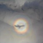 Niezwykłe zjawisko nagrane z pokładu samolotu. Skąd się bierze ten efekt?