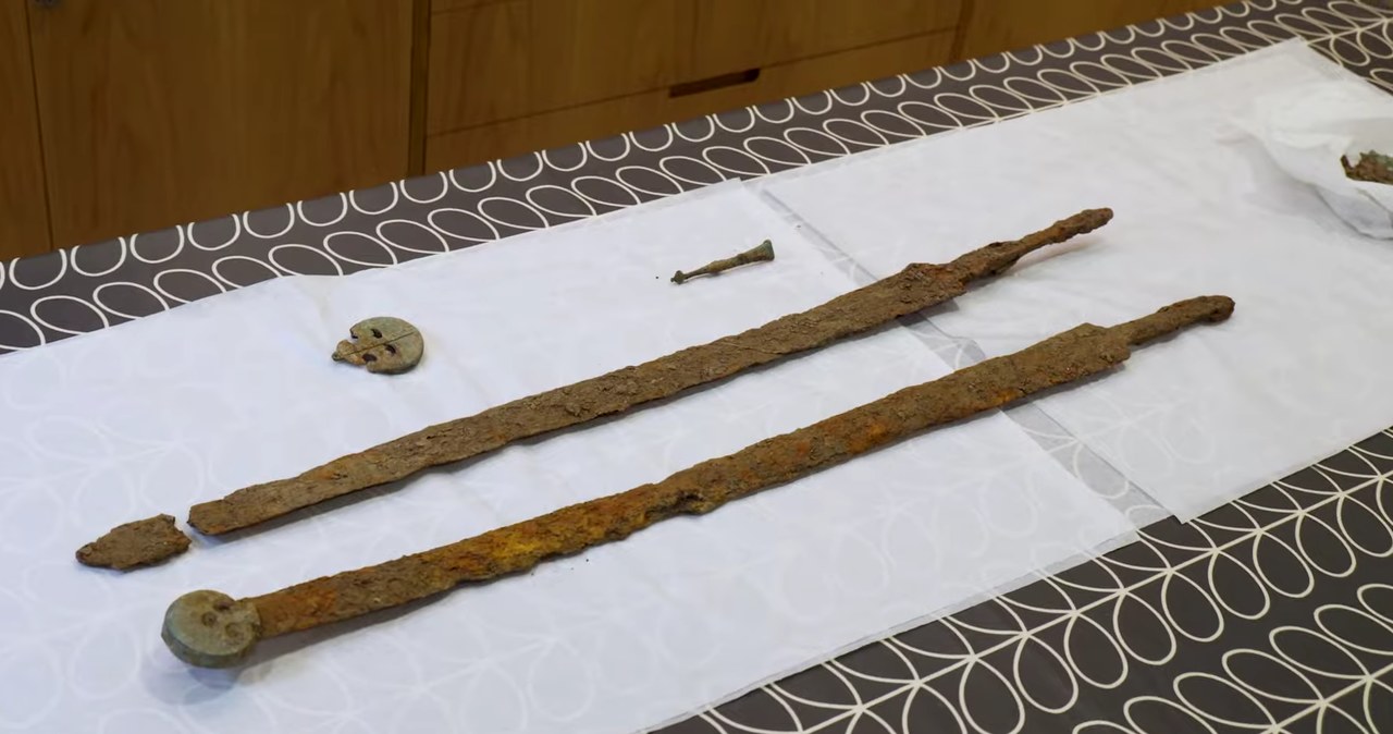 Niezwykłe znalezisko w Anglii: odkopano dwa 2000-letnie rzymskie miecze /Zrzut ekranu/ 2nd Century Roman Cavalry Swords Discovered in the Cotswolds/ Cotswold District Council /YouTube