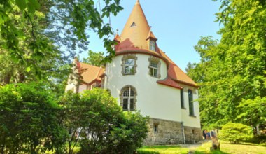 Niezwykły dom-zamek w Karkonoszach. Mieszkał tu znany noblista