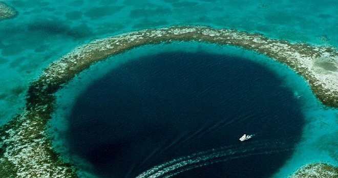 Niezwykły lej krasowy przyciąga badaczy oraz nurków, którzy chcą zejść w głębiny Great Blue Hole. /U.S. Geological Survey (USGS) /Wikimedia