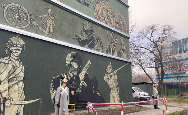 Niezwykły mural na warszawskiej Ochocie. Są na nim żołnierze z 1831 i 2022 roku