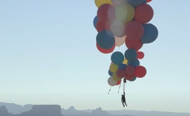 Niezwykły wyczyn iluzjonisty. Przeleciał nad Arizoną uczepiony do 52 balonów z helem  