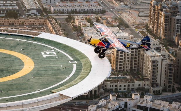 Niezwykły wyczyn Polaka. Wylądował samolotem na szczycie drapacza chmur