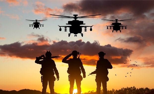 ​Niezwykły wyczyn snajpera. Oddał precyzyjny strzał z pokładu helikoptera