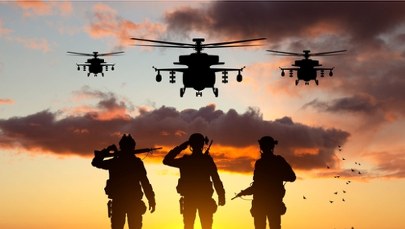 ​Niezwykły wyczyn snajpera. Oddał precyzyjny strzał z pokładu helikoptera