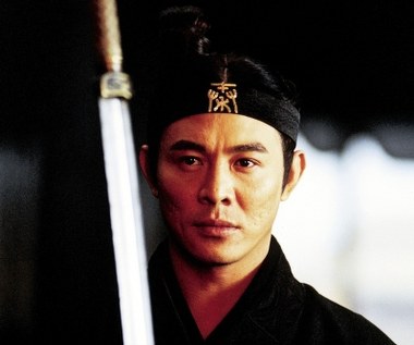 Niezwykłym filmem w filmografii Li pozostaje "Hero" Yimou Zhanga - historyczna opowieść o czasie sprzed zjednoczenia Chin.

"'Hero" stanowiło dla aktora niezwykłą zawodowa okazję: to film kung-fu, w którym fabuła ma takie samo znaczenie jak sceny walki. "Zawsze marzyłem o takim filmie" - przyznaje Jet Li. "W mojej ponad dwudziestoletniej karierze filmowej to pierwszy scenariusz, który wzruszył mnie do łez. Wspaniała historia i istotny problem: kogo możemy nazwać bohaterem".