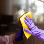 Nigdy nie czyść tym telewizora, to nie stare okno. Tylko popsujesz jakość obrazu