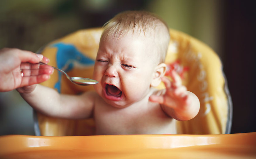 Nigdy nie karm dziecka, kiedy płacze! /123RF/PICSEL