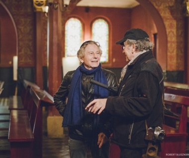 - Nigdy nie wracaliśmy do tamtych czasów, spotykaliśmy się w Nowym Jorku, w Warszawie, nawet w Pekinie, ale nigdy w mieście naszej młodości. To surrelistyczne znowu tu wrócić, bo wszystkie te wspomnienia są dla mnie niezwykle ważne - mówi Roman Polański. 84-letni dziś reżyser odwiedził wieś Wysoka, w której ukrywał się przed nazistami po ucieczce z Krakowa. Wraz z Ryszardem Horowitzem wrócili także do mieszkania, w którym fotograf wywoływał swoje pierwsze zdjęcia.