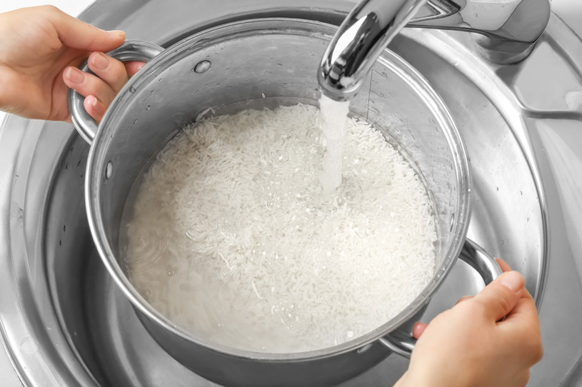 Nigdy nie wylewaj do zlewu wody po gotowaniu ryżu! /123RF/PICSEL