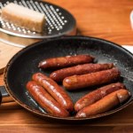 Nigdy więcej pękającej skórki i wyciekających soków. Wypróbuj niezawodny patent na smażenie kiełbasy 