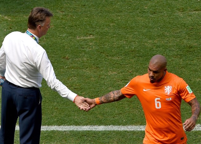 Nigel de Jong i holenderski trener Louis van Gaal /PAP/EPA/VASSIL DONEV /PAP/EPA