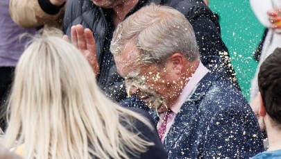 Nigel Farage oblany mlecznym koktajlem na starcie kampanii