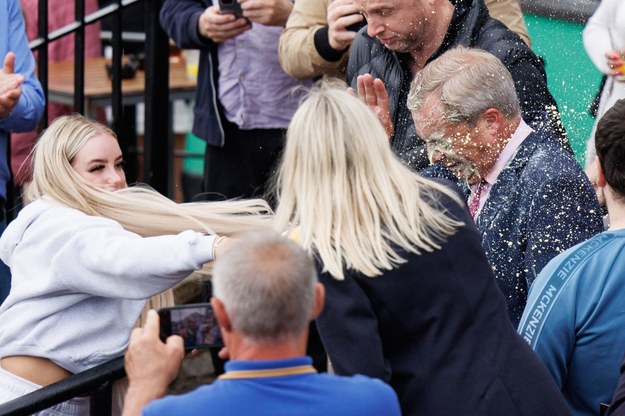 Nigel Farage zaatakowany mlecznym koktajlem /	TOLGA AKMEN /PAP/EPA