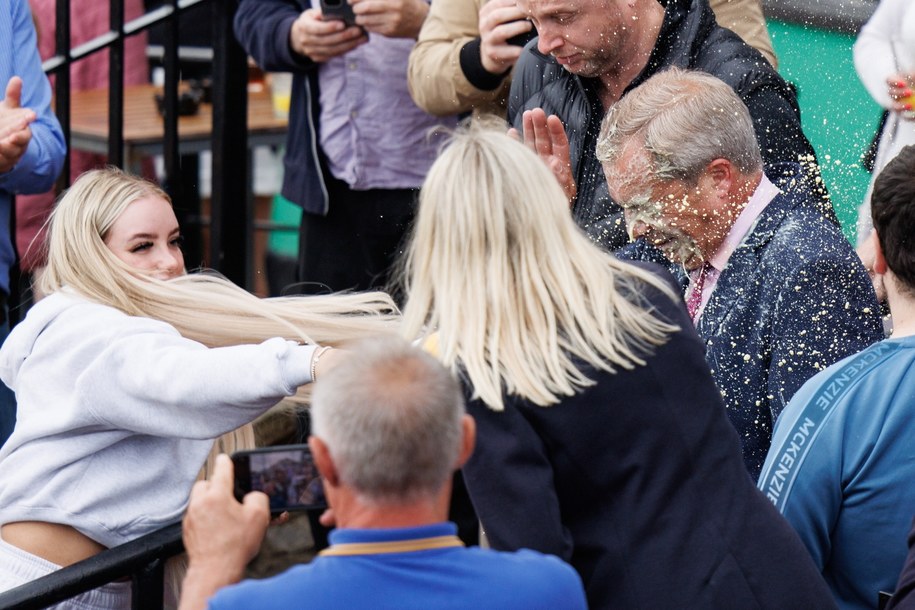 Nigel Farage zaatakowany mlecznym koktajlem /	TOLGA AKMEN /PAP/EPA