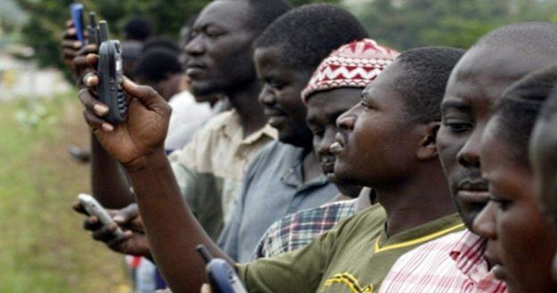 Nigeria w panice. Kto odbierzez telefon - umrze /AFP