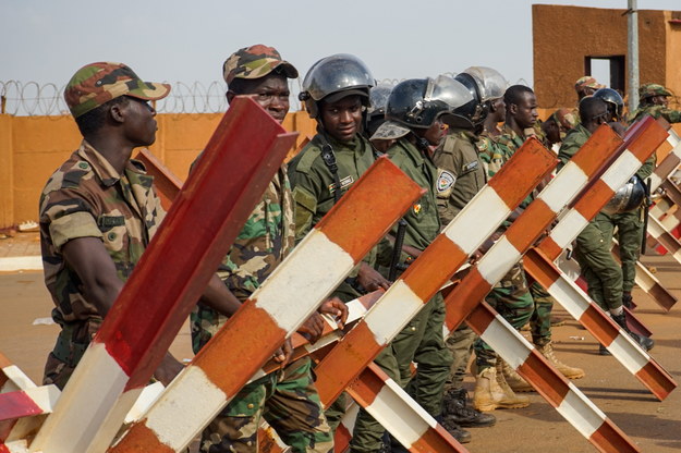 Nigerska policja na zdjęciu z 25 sierpnia br. /ISSIFOU DJIBO /PAP/EPA