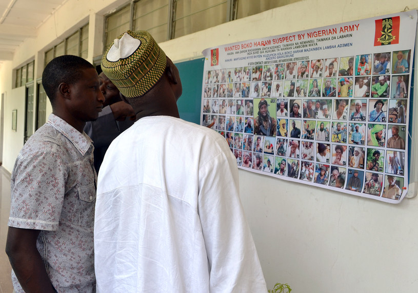 Nigeryjczycy oglądają listę podejrzanych o działalność w Boko Haram /AFP