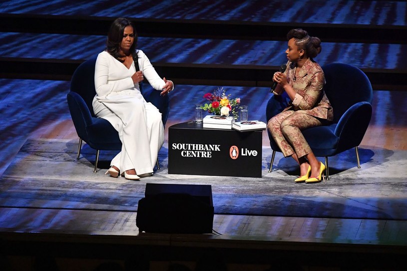 Nigeryjska pisarka Chimamanda Ngozi Adichie rozmawia z Michelle Obamą /BEN STANSALL /AFP