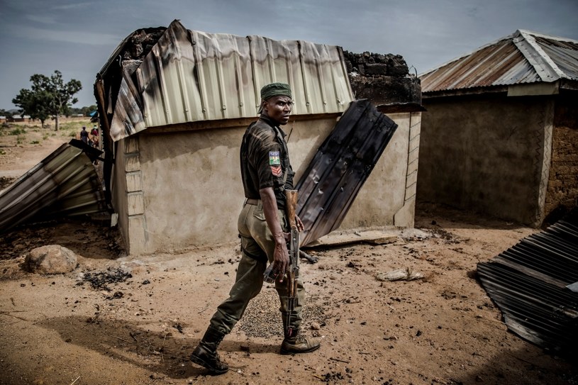 Nigeryjski policjant w zniszczonej wiosce (arch.) /AFP