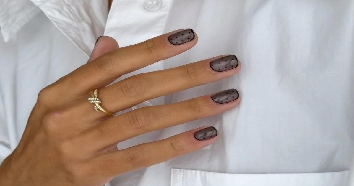 "Нігті в панчохахах" - загадковий, звабливий і водночас стриманий манікюр /Domena publiczna