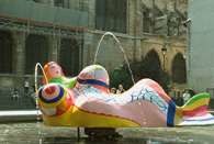 Niki de Saint-Phalle, rzeźba przed centrum Pompidou, Paryż /Encyklopedia Internautica