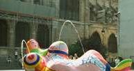 Niki de Saint-Phalle, rzeźba przed centrum Pompidou, Paryż /Encyklopedia Internautica