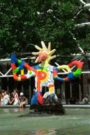 Niki de Saint-Phalle, rzeźba przed centrum Pompidou, Paryż /Encyklopedia Internautica