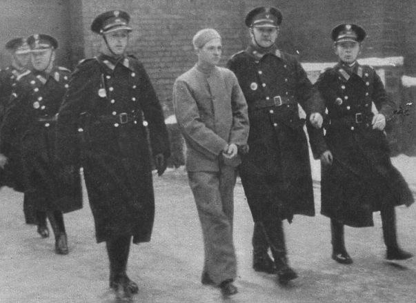 Nikifor Maruszeczko eskortowany przez policjantów fot. "Światowid" /Domena publiczna /Wikimedia