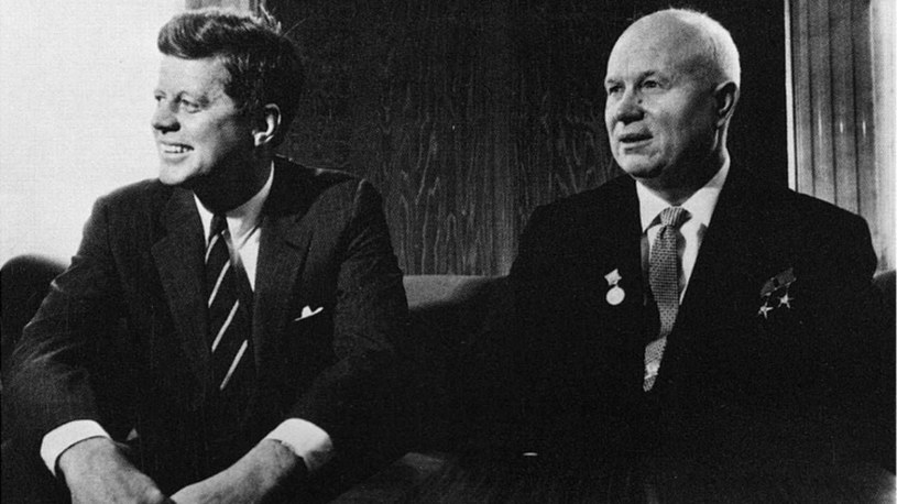 Nikita Chruszczow (z prawej) nie doceniał Kennedy'ego. Ta pewność siebie zgubiła go /domena publiczna