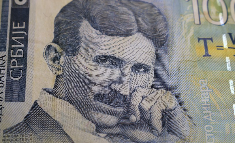 Nikola Tesla znajduje się na serbskim banknocie 100-dinarowym /123RF/PICSEL