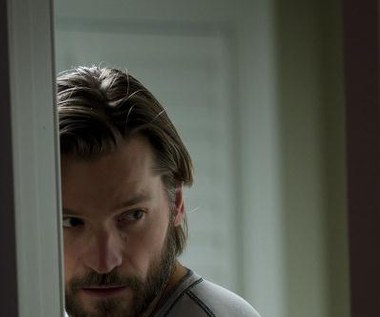 Nikolaj Coster-Waldau w scenie z filmu "Mama"