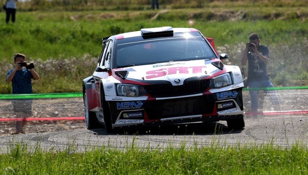 Nikołaj Griazin z pilotem Jarosławem Fiedorowem (Skoda Fabia R5) na trasie /Darek Delmanowicz /PAP