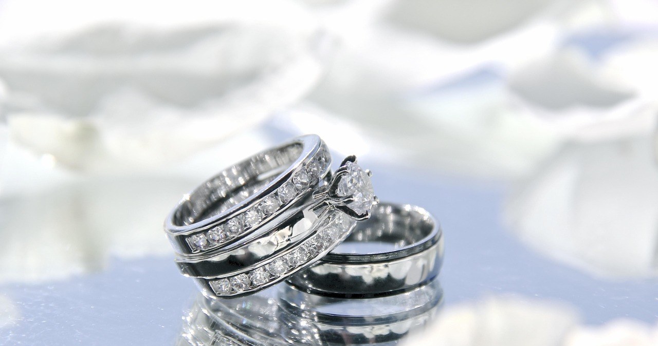 Ніколи не приймайте душ чи ванну у срібних прикрасах і намагайтеся уникати їх контакту з косметикою та пилом /pixabay.com