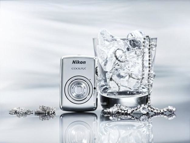 Nikon COOLPIX S01 - aparat wielkości karty kredytowej /materiały prasowe