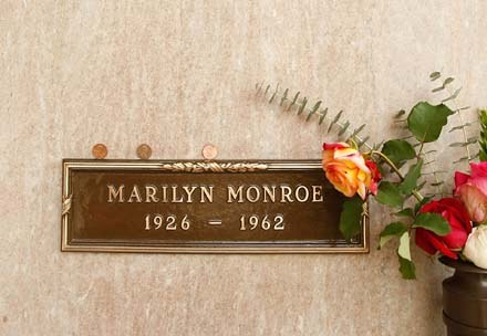 Nikt nie chce leżeć nad grobem Marilyn Monroe /AFP