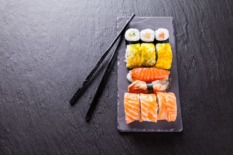 Nikt nie każe od razu przygotowywać ci ryby fugu. Wbrew pozorom smaczne i świetnie wyglądające sushi przygotujesz samodzielnie już na początku swojej przygody z kuchią japońską /123RF/PICSEL
