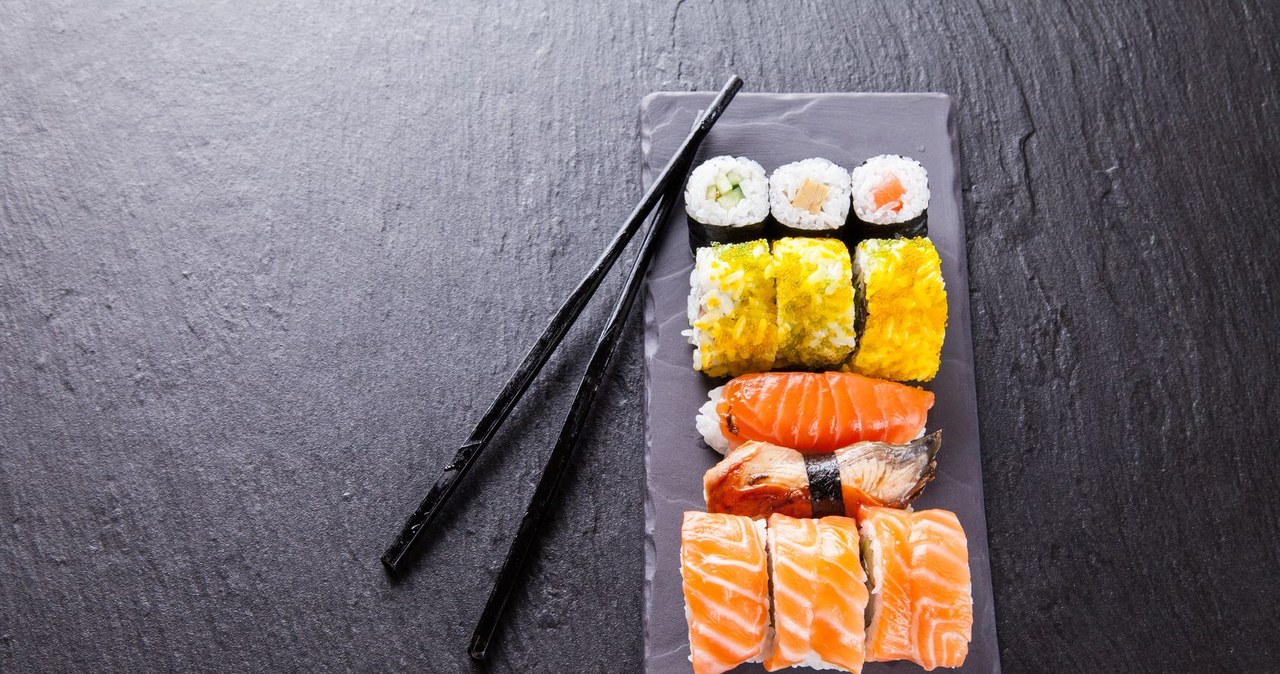 Nikt nie każe od razu przygotowywać ci ryby fugu. Wbrew pozorom smaczne i świetnie wyglądające sushi przygotujesz samodzielnie już na początku swojej przygody z kuchią japońską /123RF/PICSEL