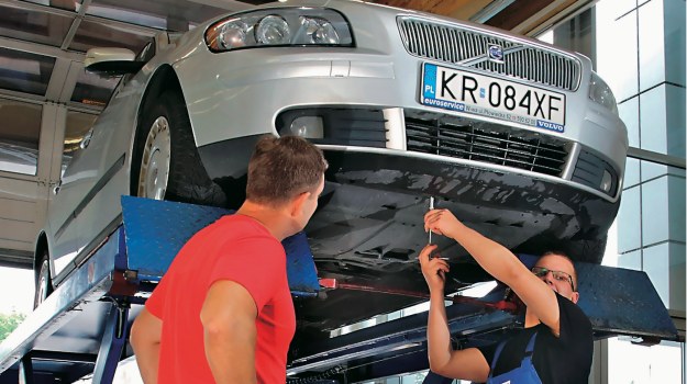 Nikt nie lubi, gdy podczas pracy patrzy mu się na ręce, ale w porządnym serwisie klient ma pełny wgląd w zakres wykonanych czynności. /Motor