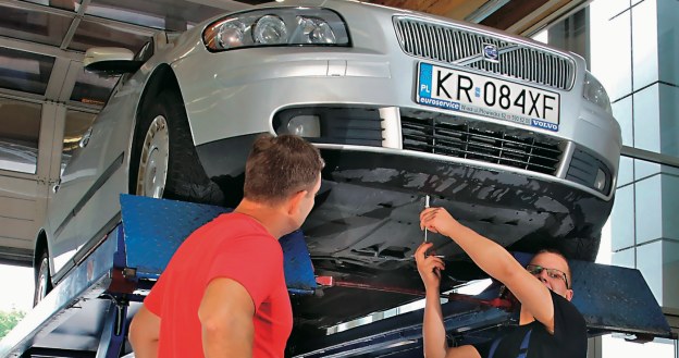 Nikt nie lubi, gdy podczas pracy patrzy mu się na ręce, ale w porządnym serwisie klient ma pełny wgląd w zakres wykonanych czynności. /Motor