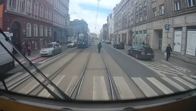 Nikt nie reagował. Spanikowanej staruszce pomógł dopiero motorniczy [FILM]