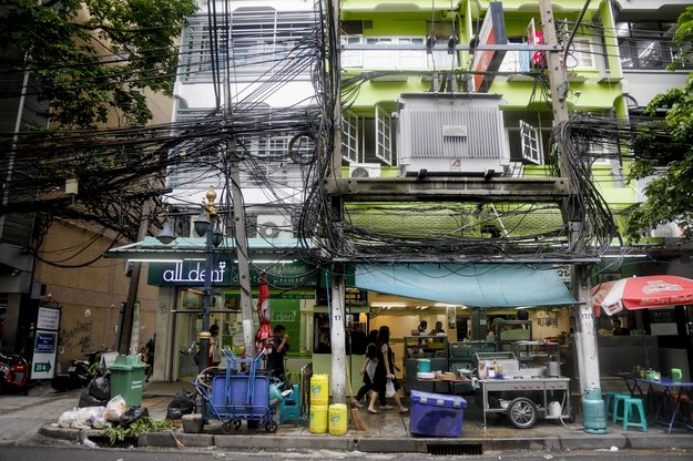 Nikt w Bangkoku nie usuwa starych kabli. Nowe przewody tworzą poplątane węzły. /DIEGO AZUBEL /PAP/EPA