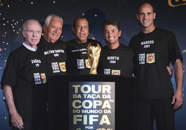 Nilton Santos (drugi z lewej) w towarzystwie przedstawicieli brazylijskich mistrzów świata /AFP