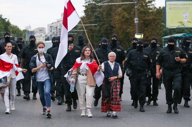 Nina Bahińska z flagą na proteście /Natalia Fedosenko /PAP/EPA